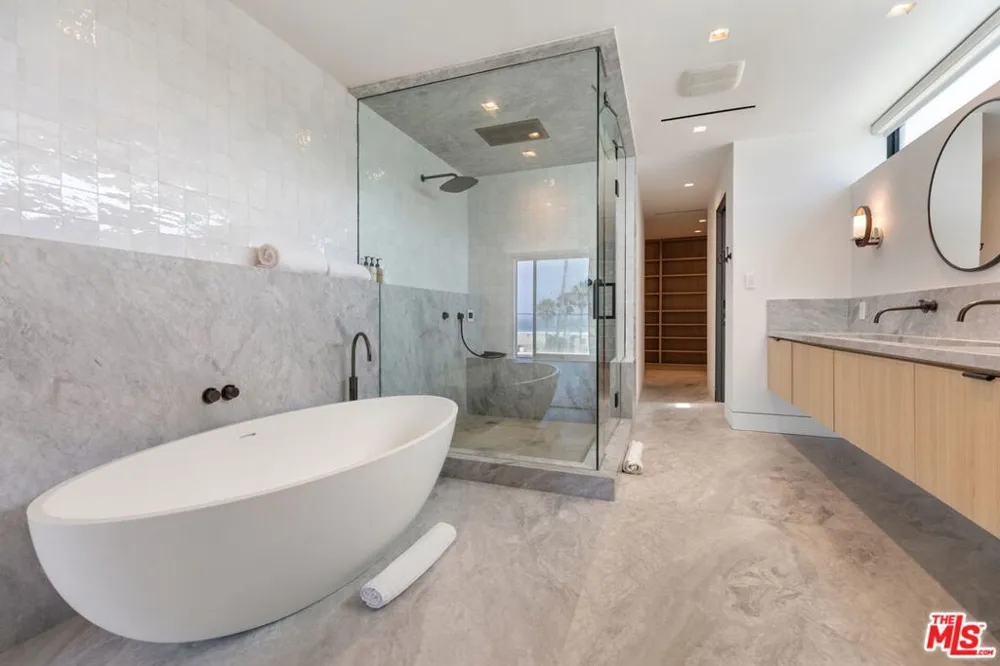 2205 Ocean Front Walk Los Angeles, CA 90291