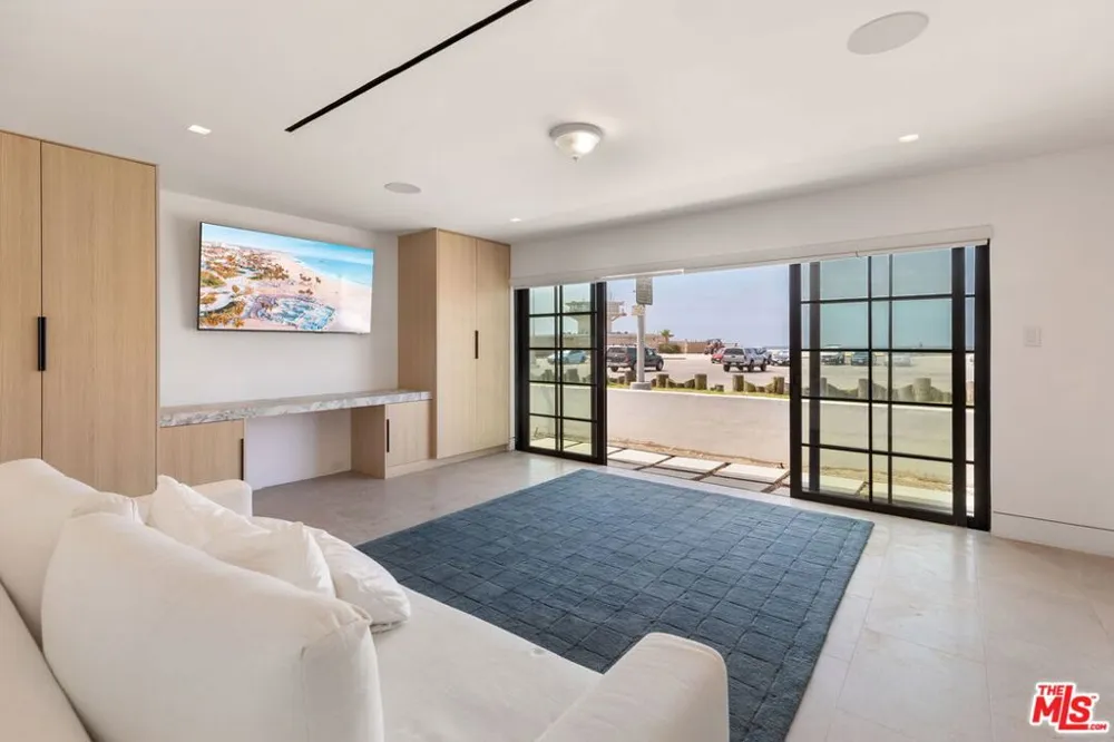 2205 Ocean Front Walk Los Angeles, CA 90291