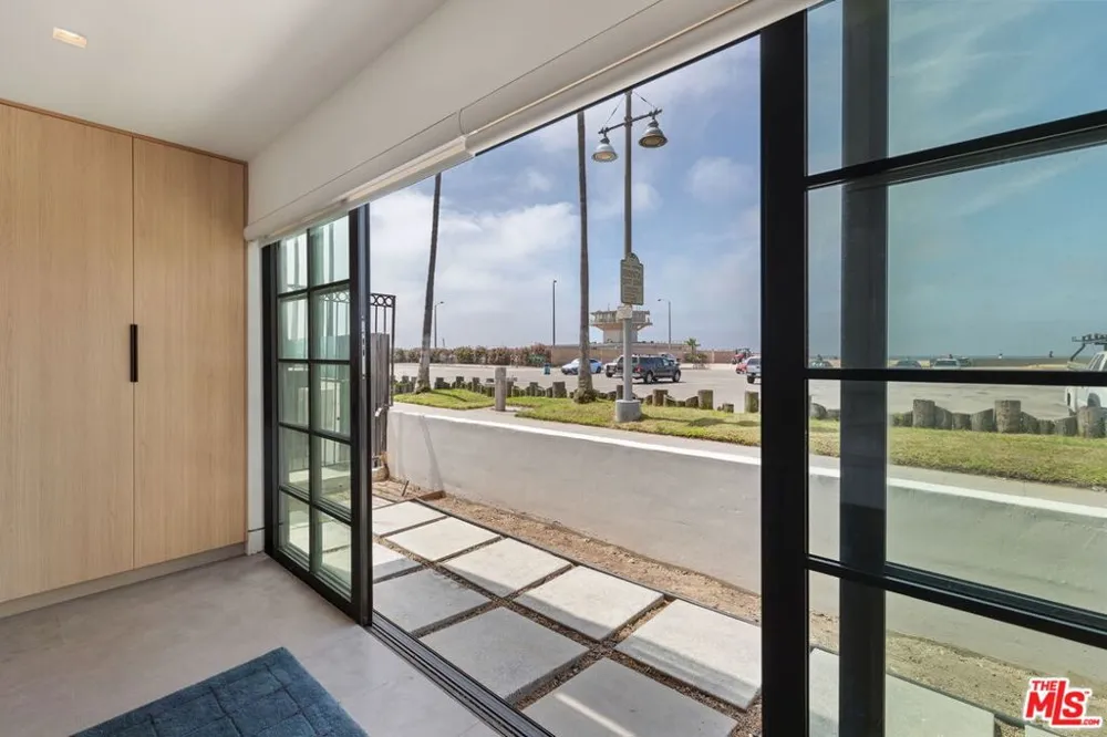 2205 Ocean Front Walk Los Angeles, CA 90291