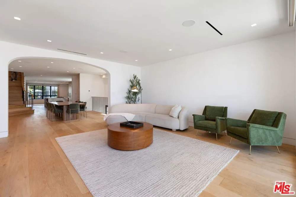 2205 Ocean Front Walk Los Angeles, CA 90291