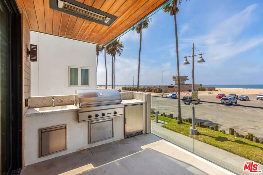 2205 Ocean Front Walk Los Angeles, CA 90291