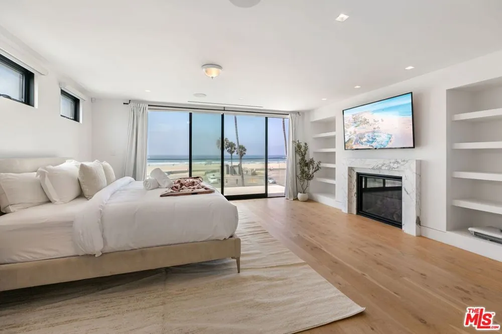 2205 Ocean Front Walk Los Angeles, CA 90291