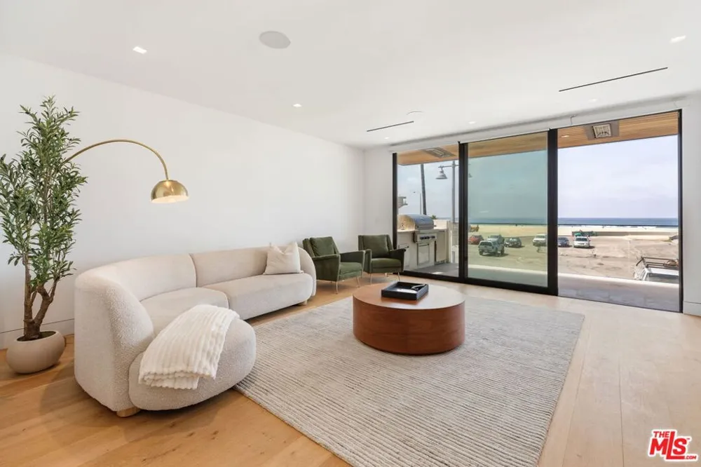 2205 Ocean Front Walk Los Angeles, CA 90291