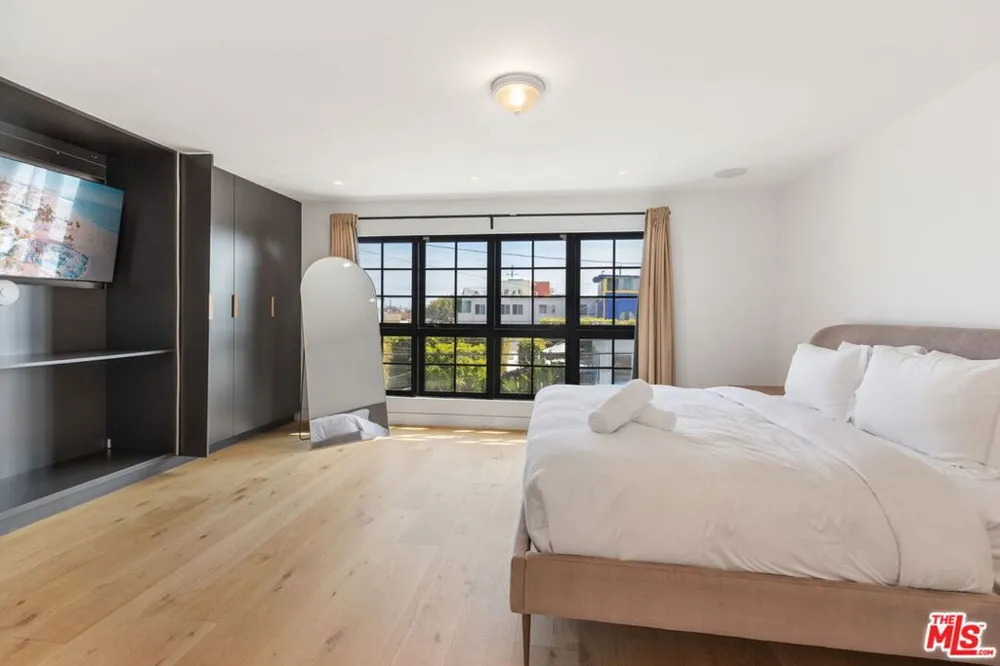2205 Ocean Front Walk Los Angeles, CA 90291
