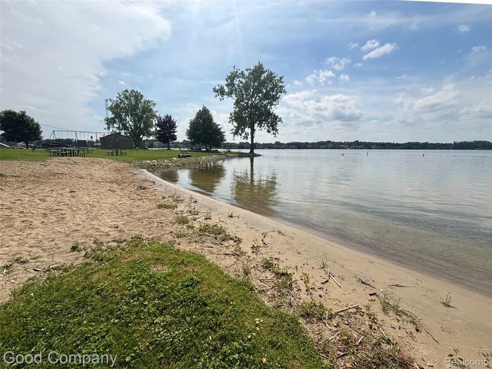 3062 Saint Jude Drive Waterford Charter Township, MI 48329