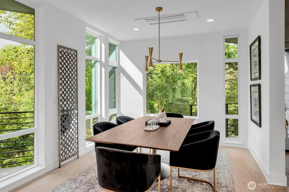 427 102nd Avenue SE Bellevue, WA 98004