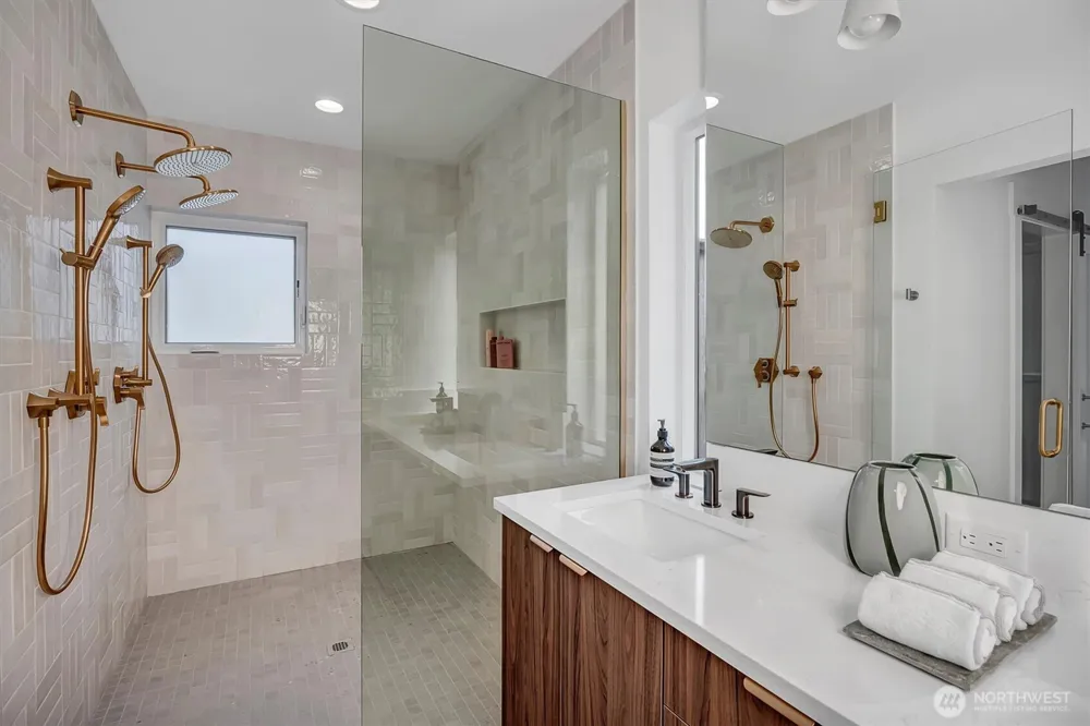 427 102nd Avenue SE Bellevue, WA 98004