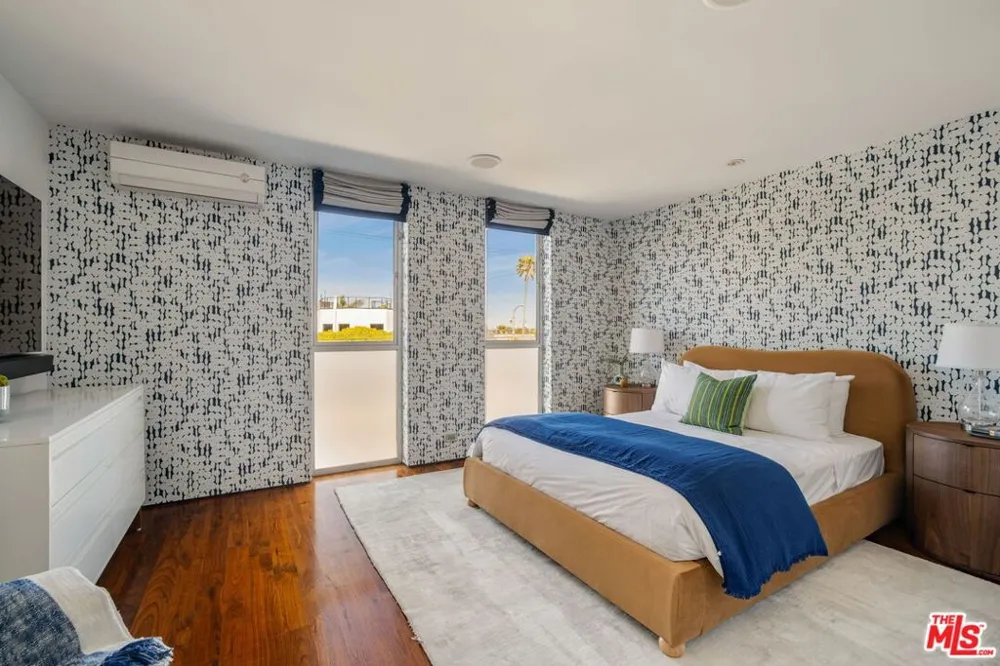 49 Brooks Avenue Venice, CA 90291
