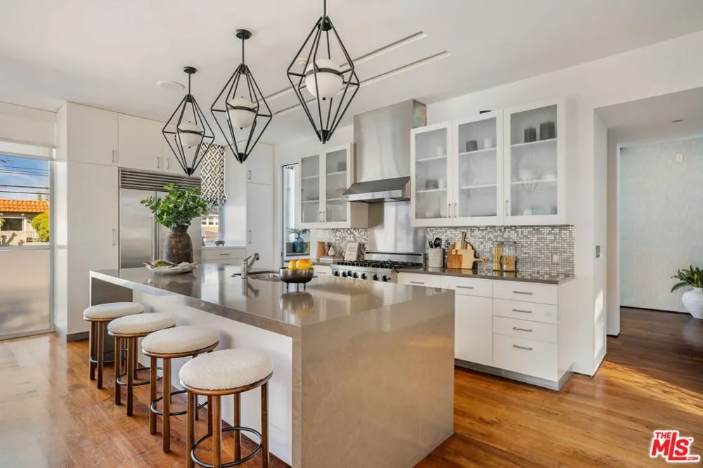 49 Brooks Avenue Venice, CA 90291