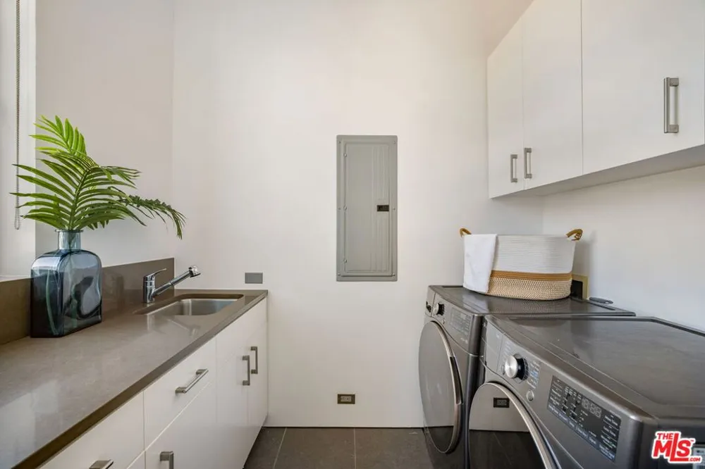 49 Brooks Avenue Venice, CA 90291