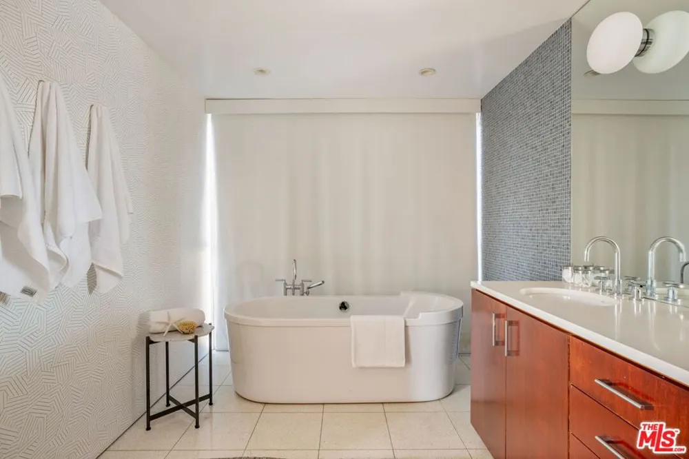 49 Brooks Avenue Venice, CA 90291