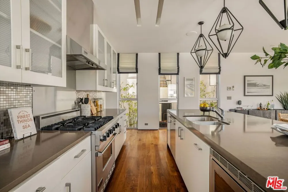 49 Brooks Avenue Venice, CA 90291