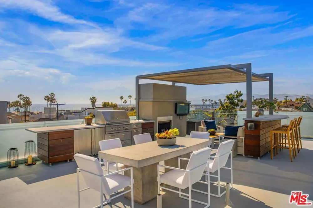 49 Brooks Avenue Venice, CA 90291