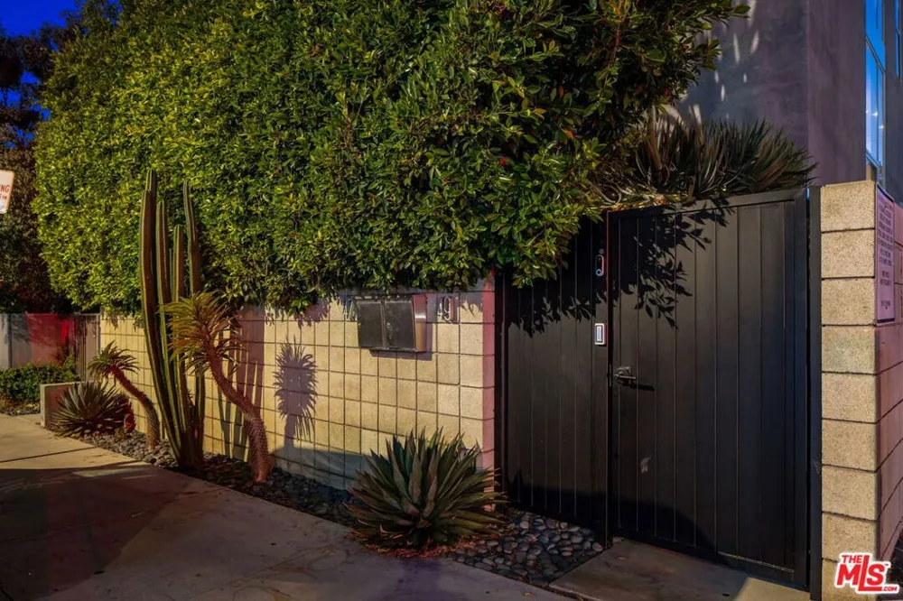 49 Brooks Avenue Venice, CA 90291