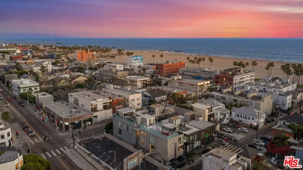 49 Brooks Avenue Venice, CA 90291