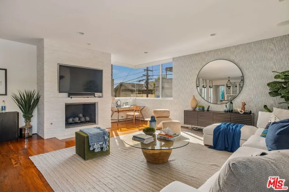 49 Brooks Avenue Venice, CA 90291