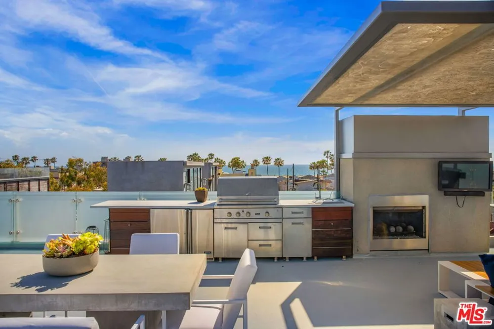 49 Brooks Avenue Venice, CA 90291
