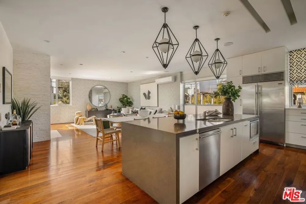 49 Brooks Avenue Venice, CA 90291