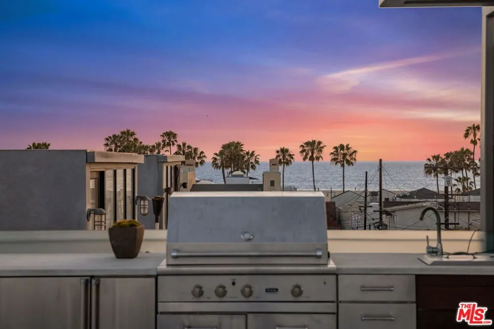 49 Brooks Avenue Venice, CA 90291