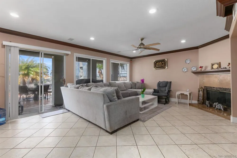 10394 Valley Waters Dr Spring Valley, CA 91978