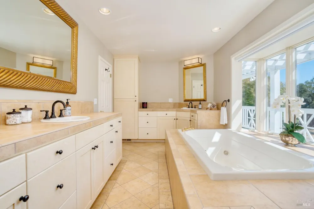 8325 Sonoma Mountain Road Glen Ellen, CA 95442