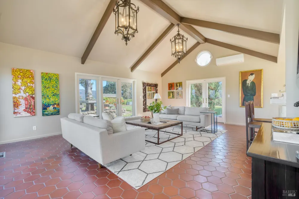 8325 Sonoma Mountain Road Glen Ellen, CA 95442
