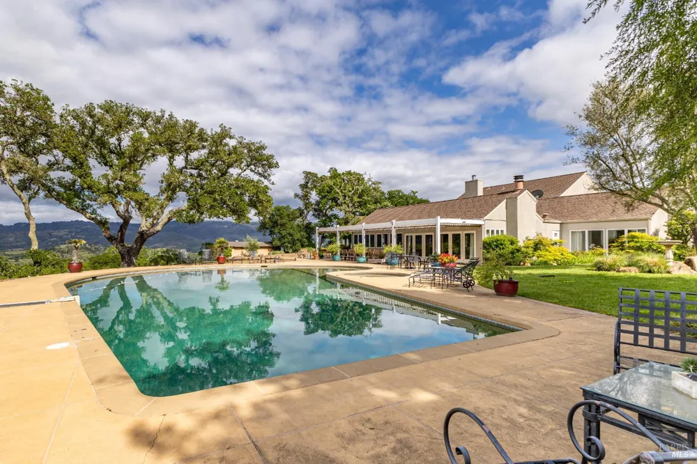 8325 Sonoma Mountain Road Glen Ellen, CA 95442