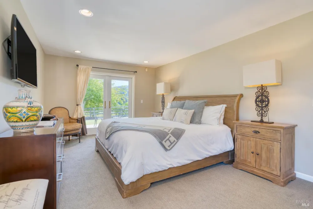8325 Sonoma Mountain Road Glen Ellen, CA 95442