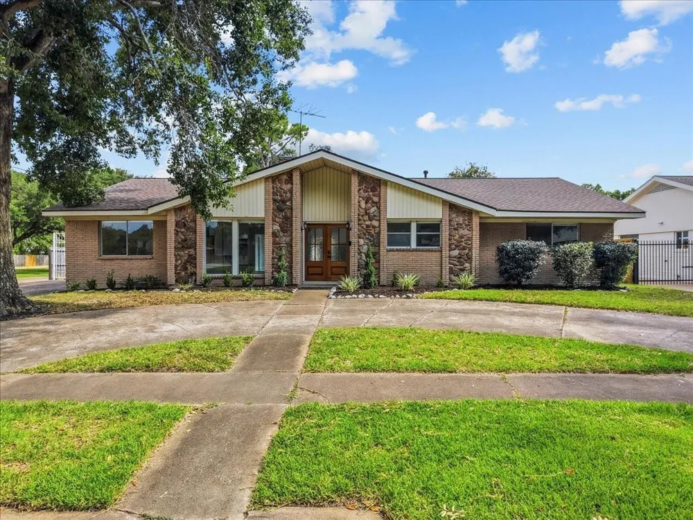 5762 Birdwood Road Houston, TX 77096