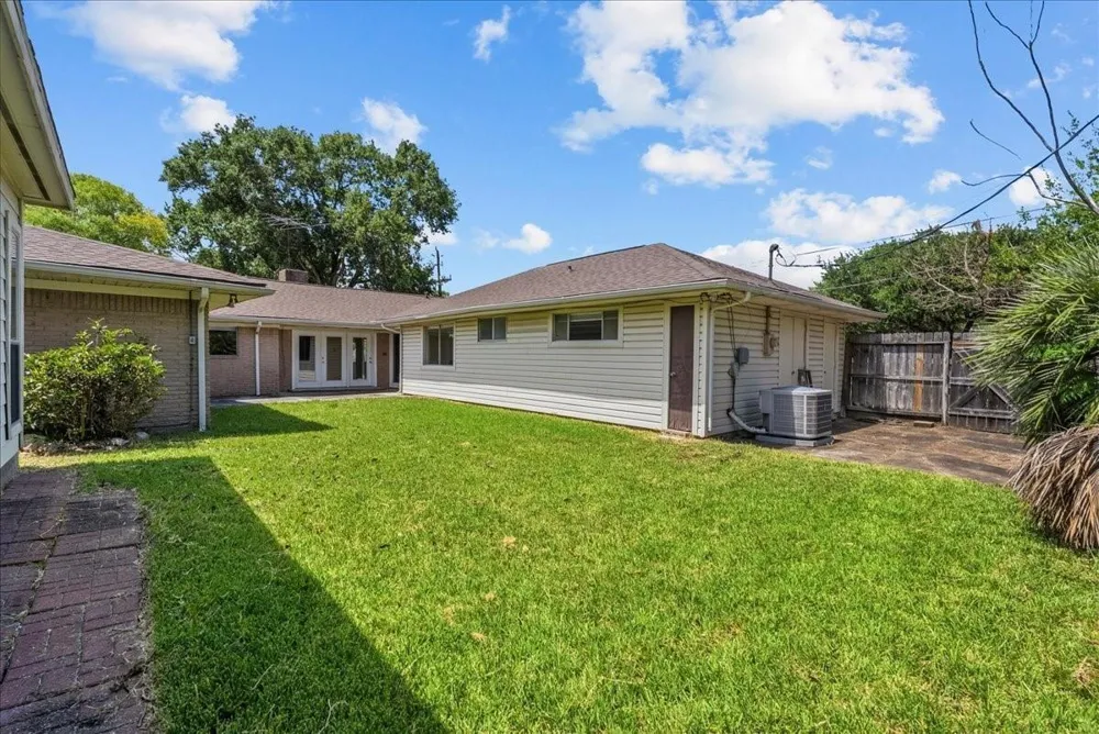 5762 Birdwood Road Houston, TX 77096