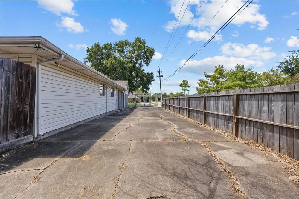 5762 Birdwood Road Houston, TX 77096
