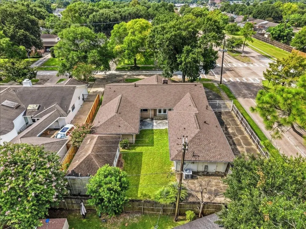 5762 Birdwood Road Houston, TX 77096