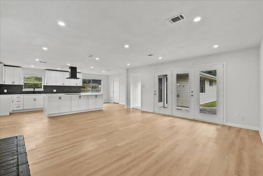 5762 Birdwood Road Houston, TX 77096