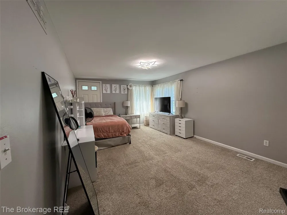 1442 Packard Avenue Burton City, MI 48509