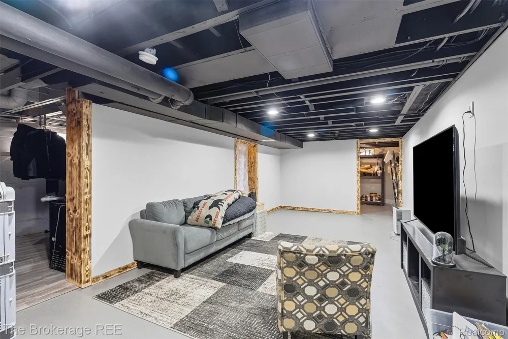 1442 Packard Avenue Burton City, MI 48509