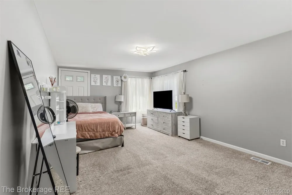 1442 Packard Avenue Burton City, MI 48509