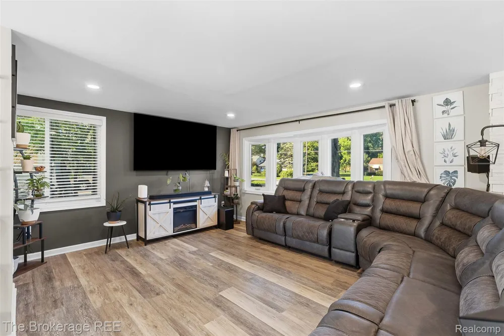 1442 Packard Avenue Burton City, MI 48509