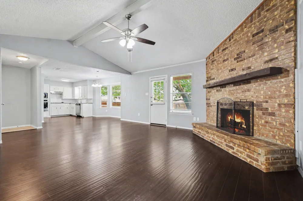 405 Sixpence Lane Euless, TX 76039
