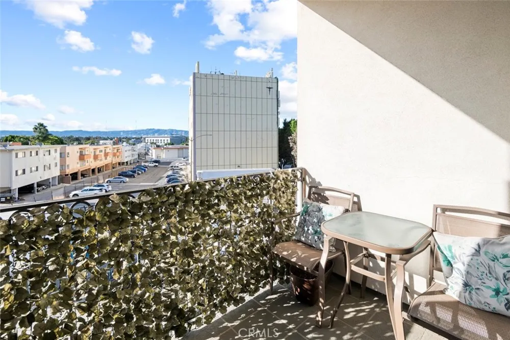 3750 Santa Rosalia #303 Los Angeles, CA 90008