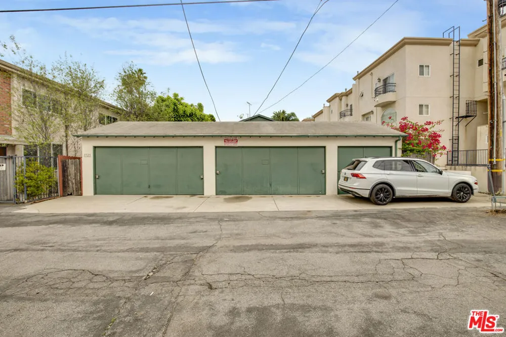 1523 Berkeley Street Santa Monica, CA 90404