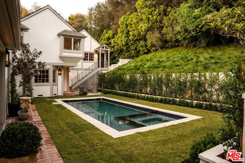 1004 Bundy Drive Los Angeles, CA 90049