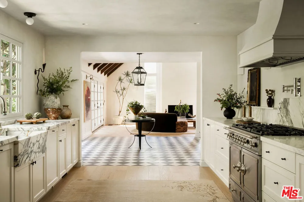 1004 Bundy Drive Los Angeles, CA 90049