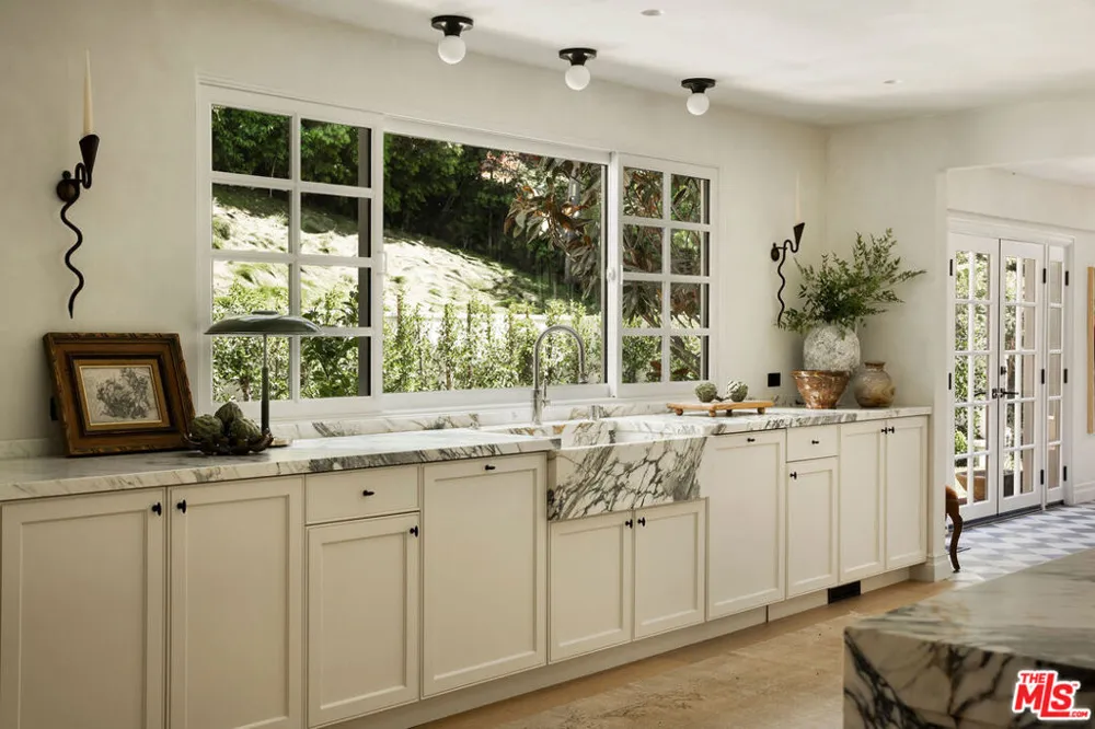 1004 Bundy Drive Los Angeles, CA 90049
