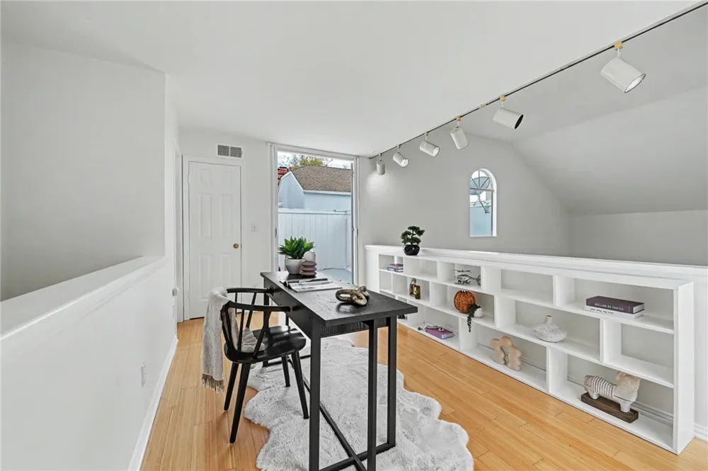 11667 Gorham #304 Los Angeles, CA 90049