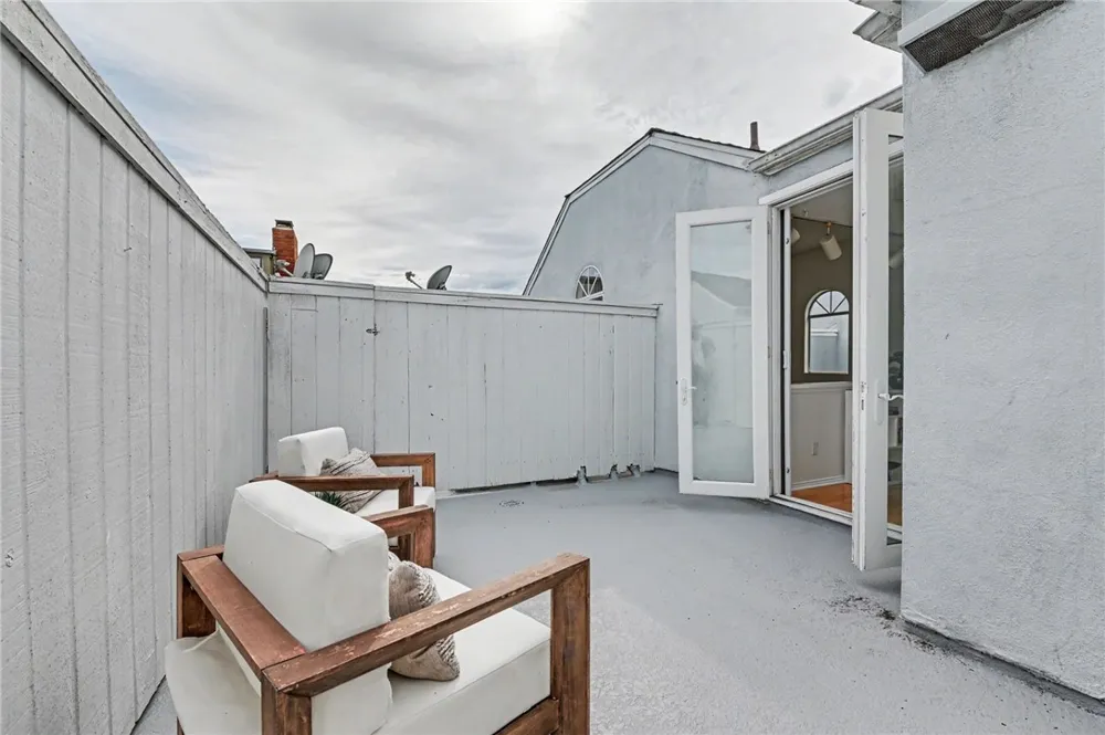 11667 Gorham #304 Los Angeles, CA 90049