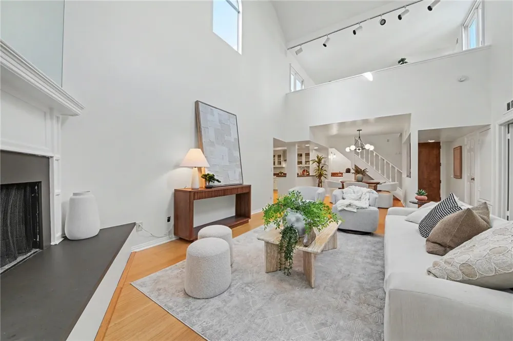 11667 Gorham #304 Los Angeles, CA 90049