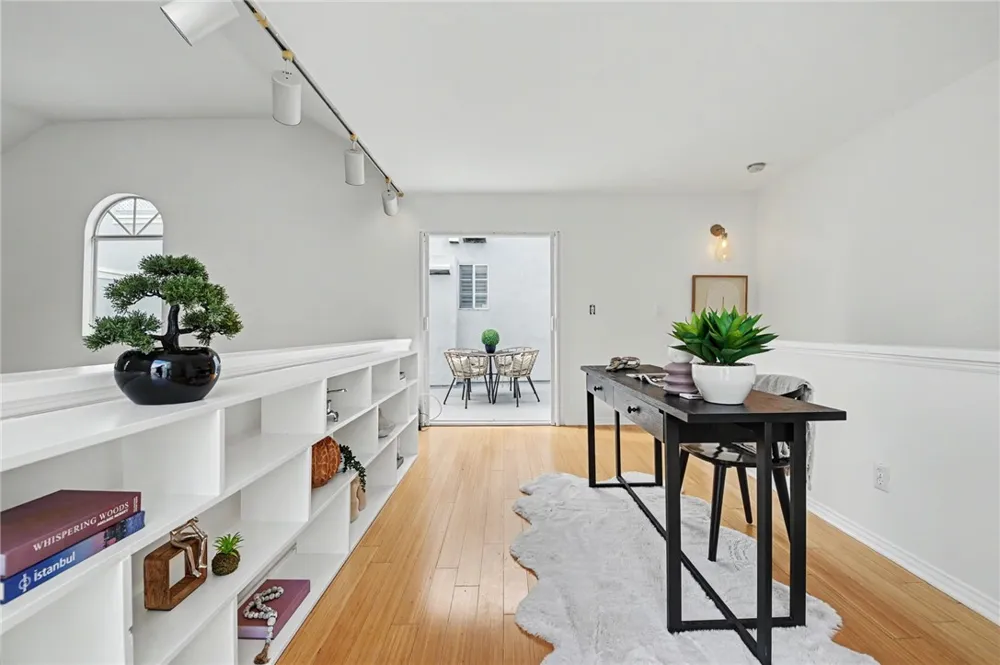 11667 Gorham #304 Los Angeles, CA 90049