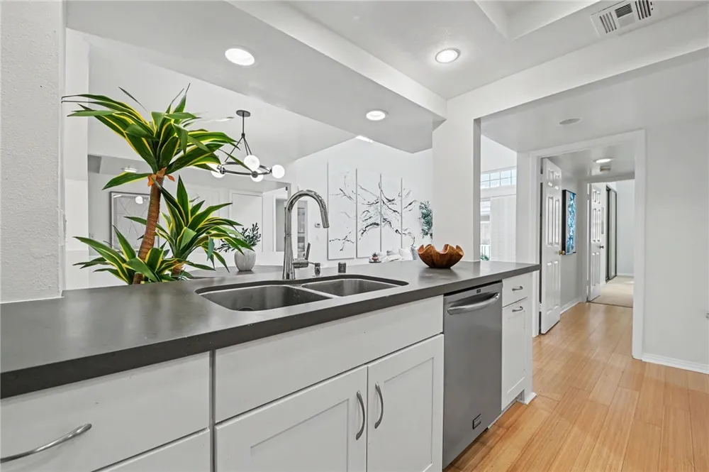 11667 Gorham #304 Los Angeles, CA 90049