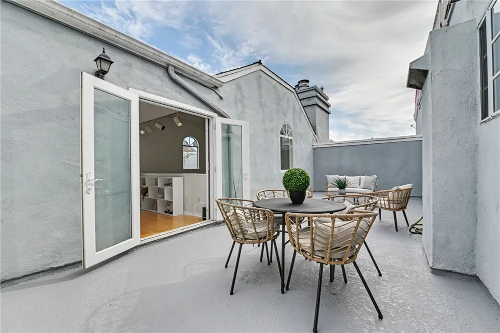 11667 Gorham #304 Los Angeles, CA 90049