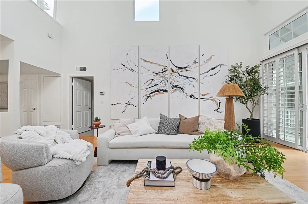 11667 Gorham #304 Los Angeles, CA 90049